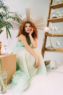 çiçek ve gözlük ile merdiven yakın poz kafa üzerinde aksesuar ile güzel şık Redhead kız