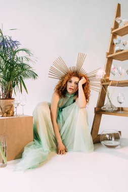 çiçek ve gözlük ile merdiven yakın poz kafa üzerinde aksesuar ile trendy Redhead kız