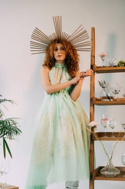 çiçek ve gözlük ile merdiven yakın poz kafa üzerinde aksesuar ile şık Redhead kız
