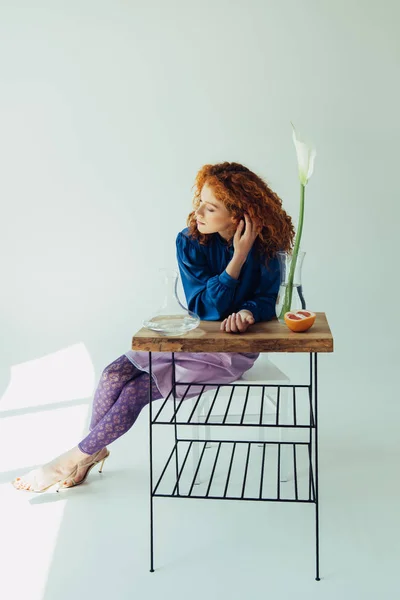 Fashionable Redhead Girl Posing Table Calla Flower Vases Grey — Stock Photo, Image