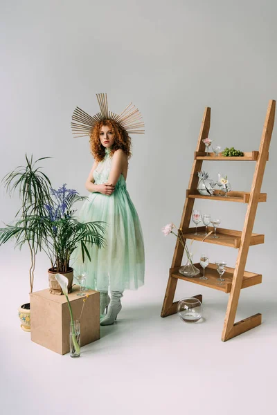 Menina Ruiva Elegante Vestido Com Acessório Cabeça Posando Perto Escada — Fotografia de Stock