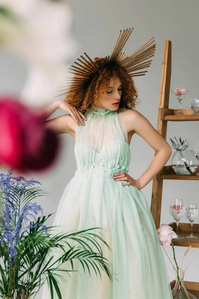 Selective Focus Stylish Redhead Girl Accessory Head Posing Ladder Flowers — Stock Photo, Image