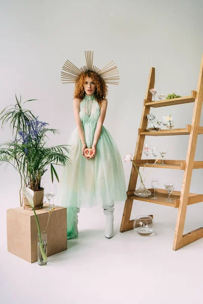 Menina Elegante Com Acessório Cabeça Toranja Perto Escada Com Flores — Fotografia de Stock