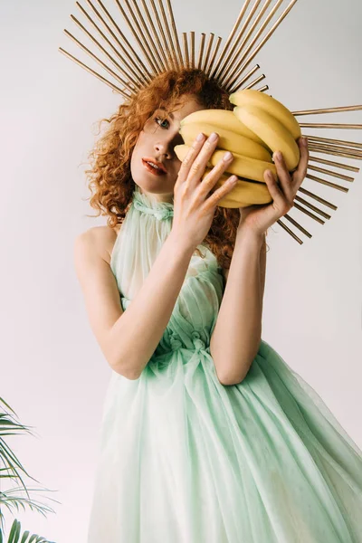 Roodharige Vrouw Met Accessoire Hoofd Poseren Met Bananen Wit — Stockfoto