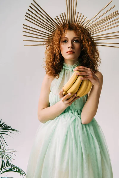 Mulher Ruiva Atraente Com Acessório Cabeça Posando Com Bananas Cinza — Fotografia de Stock