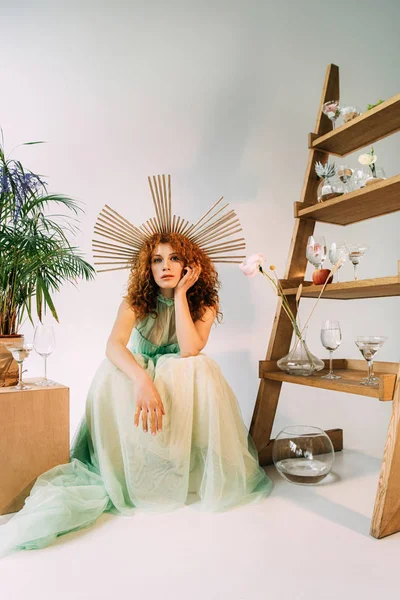 çiçek ve gözlük ile merdiven yakın poz kafa üzerinde aksesuar ile çekici şık Redhead kız