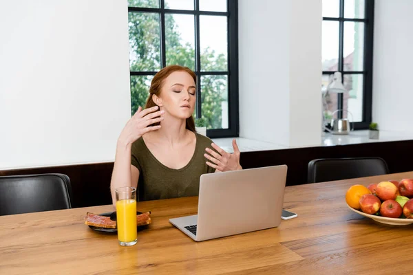 Freelancer Sufriendo Calor Cerca Gadgets Desayuno Mesa — Foto de Stock