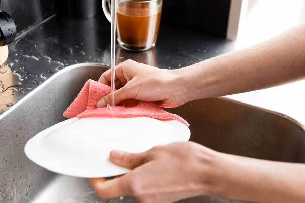 Mutfakta Tabak Yıkayan Kadın Manzarası — Stok fotoğraf