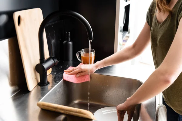 Vista Recortada Mujer Fregadero Cocina Limpieza Con Trapo — Foto de Stock