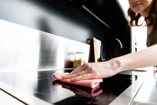 Vista Recortada Cocina Limpieza Mujer Con Trapo Cocina — Foto de Stock