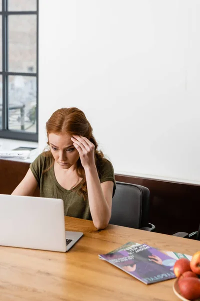 Fokus Selektif Wanita Menggunakan Laptop Dekat Majalah Dan Buah Buahan — Stok Foto