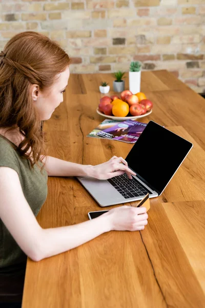 Side View Freelancer Using Laptop Credit Card Magazines Fruits Table — Stock Photo, Image