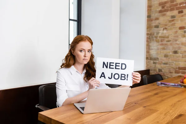 Woman Looking Camera While Holding Card Need Job Lettering Laptop — Stock Photo, Image