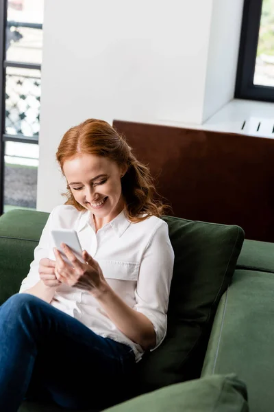 Selektivt Fokus Vackra Leende Kvinna Med Hjälp Smartphone Soffan — Stockfoto