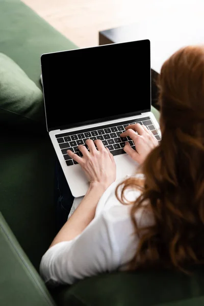 Foco Seletivo Freelancer Usando Laptop Sofá — Fotografia de Stock