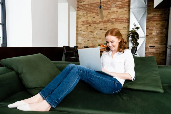 Belo Teletrabalhador Sorrindo Usar Laptop Sofá Casa — Fotografia de Stock