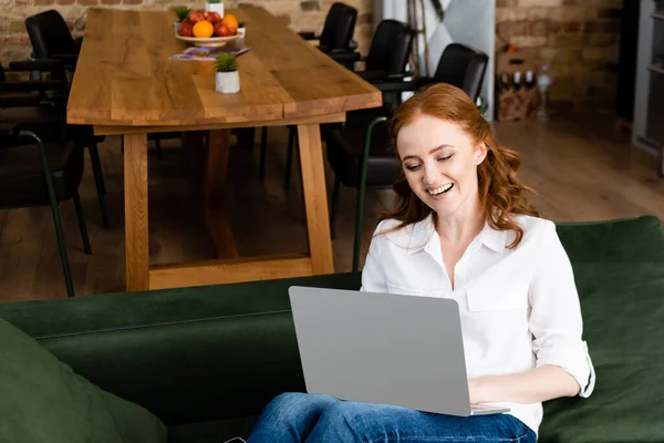 Attractive Woman Laughing While Using Laptop Home — Stock Photo, Image