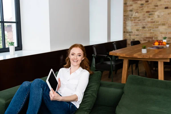 Hermosa Mujer Sonriente Mostrando Tableta Digital Con Pantalla Blanco Casa —  Fotos de Stock