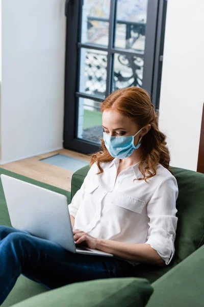 Fuoco Selettivo Libero Professionista Maschera Medica Usando Computer Portatile Casa — Foto Stock