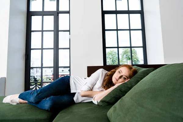 Mulher Descontente Olhando Embora Enquanto Deitado Sofá Casa — Fotografia de Stock
