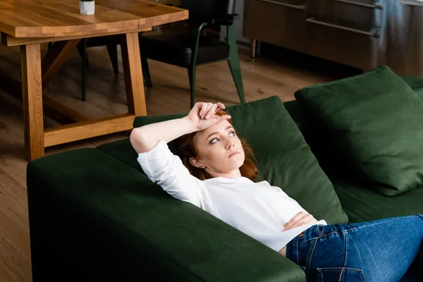 Enttäuschte Frau Mit Hand Nahe Der Stirn Hause Auf Couch — Stockfoto