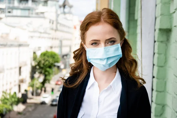 Mujer Máscara Médica Mirando Cámara Balcón — Foto de Stock