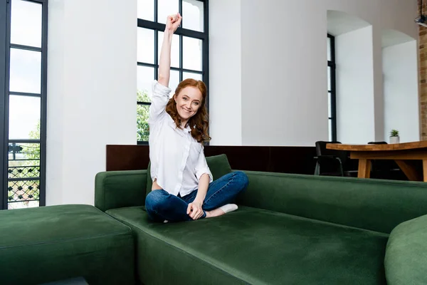 Mujer Alegre Mostrando Gesto Cámara Sofá Casa —  Fotos de Stock