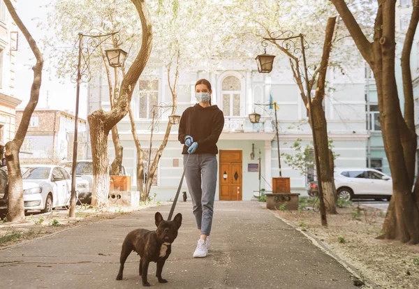 Mujer Máscara Médica Guantes Látex Caminando Con Adorable Bulldog Francés —  Fotos de Stock