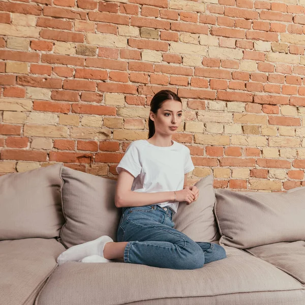 Attraktive Junge Frau Sitzt Auf Sofa Wohnzimmer — Stockfoto