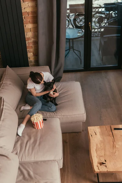 Bovenaanzicht Van Meisje Zitten Bank Buurt Van Popcorn Emmer Schattig — Stockfoto