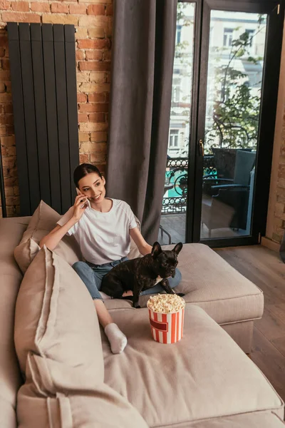 Mujer Feliz Sentada Sofá Cerca Palomitas Maíz Cubo Bulldog Francés — Foto de Stock