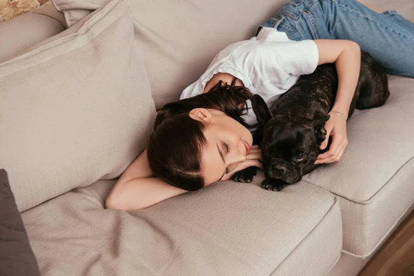 Alegre Chica Acostado Sofá Tocando Negro Francés Bulldog —  Fotos de Stock