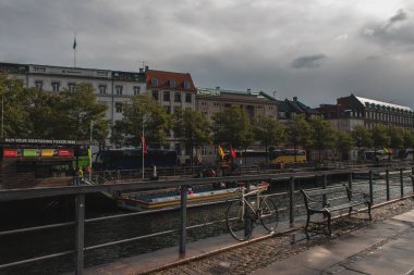 COPENHAGEN, DENMARK - 30 Nisan 2020: Arka planda kanallı, binalı ve bulutlu gökyüzü 