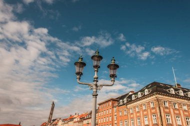 COPENHAGEN, DENMARK - 30 Nisan 2020: Arkaplanda binalar ve bulutlu gökyüzü olan fenerlerin düşük açılı görünümü 