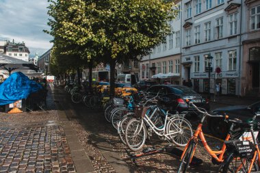 COPENHAGEN, DENMARK - 30 NİSAN 2020: Şehir caddesinde güneş ışığı alan bisiklet 