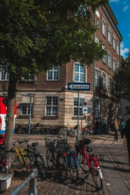 COPENHAGEN, DENMARK - 30 Nisan 2020: Sivri uçlu bisikletlerin kentsel sokak üzerindeki seçici odak noktası 