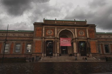 COPENHAGEN, DENMARK - 30 Nisan 2020: Arka planda bulutlu gökyüzü bulunan Danimarka Ulusal Galerisi 
