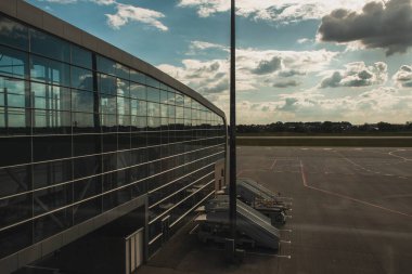 Kopenhag, Danimarka 'da arka planda havalimanının cam cephesi ve bulutlu gökyüzü 
