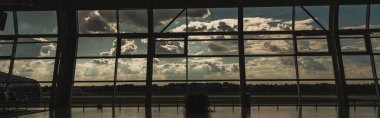 Kopenhag, Danimarka 'da, havaalanı bekleme salonundaki pencerelerin panoramik yönelimi arka planda bulutlu gökyüzü 