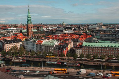 Danimarka 'nın Kopenhag kentsel caddesinin yüksek açılı manzarası. 