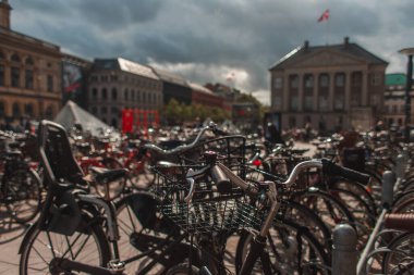 Danimarka 'nın Kopenhag kentsel caddesinde güneş ışığı alan bisikletlerin seçici odak noktası 