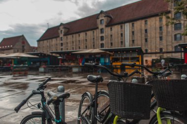 Danimarka 'nın Kopenhag kentinde yağmur sırasında şehir caddesinde bisiklet seçici odak noktası 