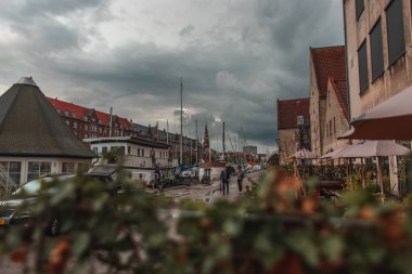 COPENHAGEN, DENMARK - 30 Nisan 2020: Arka planda bulutlu gökyüzü olan kentsel caddenin seçici odak noktası 