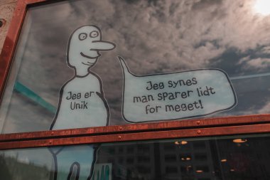 COPENHAGEN, DENMARK - 30 Nisan 2020: Bina cephesinde cam harflerle çizim 