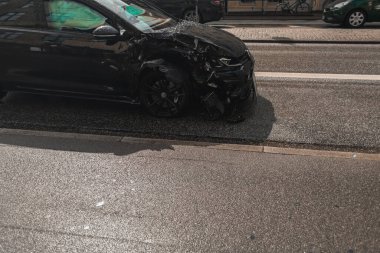 Kopenhag, Danimarka 'da şehir caddesinde bozuk bir araba. 