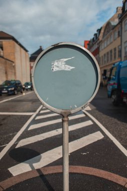 Danimarka 'nın Kopenhag kentsel caddesinde yol üzerindeki boş tabela 