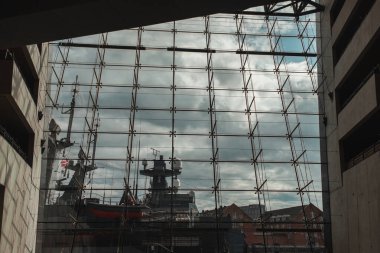 COPENHAGEN, DENMARK - 30 Nisan 2020: Gemideki Kara Elmas Kraliyet Kütüphanesi 'nden görüntü ve arka plandaki bulutlu gökyüzü, Kopenhag, Danimarka 