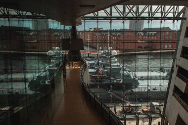 COPENHAGEN, DENMARK - 30 Nisan 2020: Danimarka kraliyet kütüphanesinin ön cephesinde limana yanaşmış gemileri, Kopenhag, Danimarka 