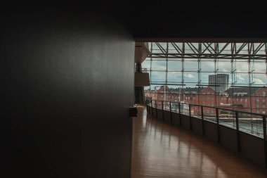 COPENHAGEN, DENMARK - 30 Nisan 2020: Danimarka Kraliyet kütüphanesinin iç mimarisi ve arka planda bulutlu gökyüzü, Kopenhag, Danimarka  