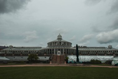 Kopenhag Üniversitesi Botanik Bahçesi cephesi Arkaplanı bulutlu gökyüzü, Danimarka 